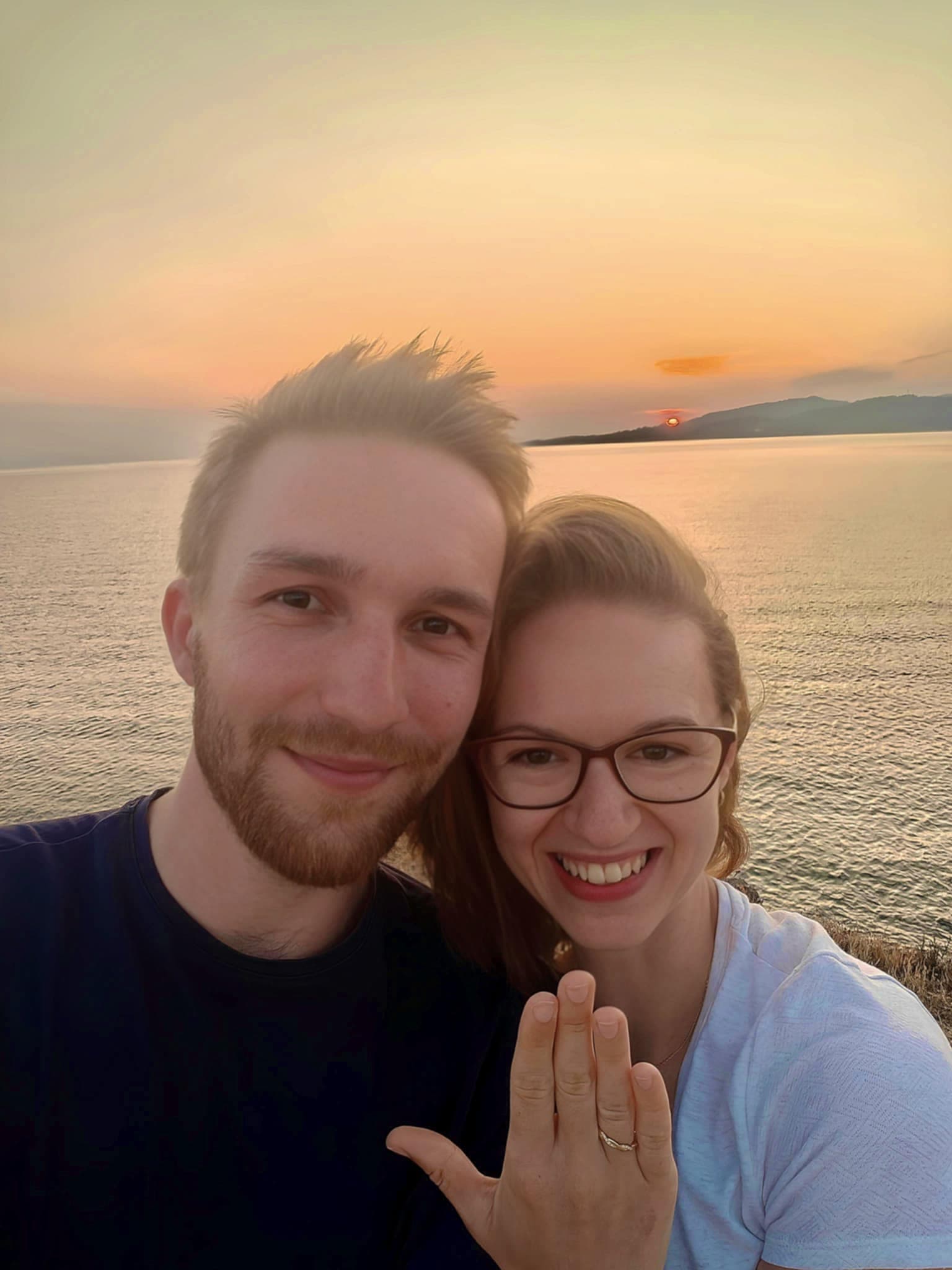 Klarka s prstenem na ruce, s Tomem při západu slunce